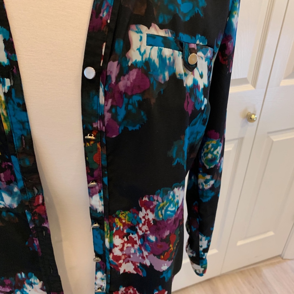 Bundle - Beautiful Button-Down Shirt in Floral Print - EUC - Picture 2 of 6